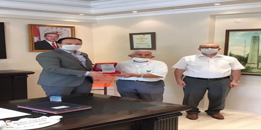 Yenipazar Kaymakamı Yalçın'dan Yenipazarlı hayırsevere plaket