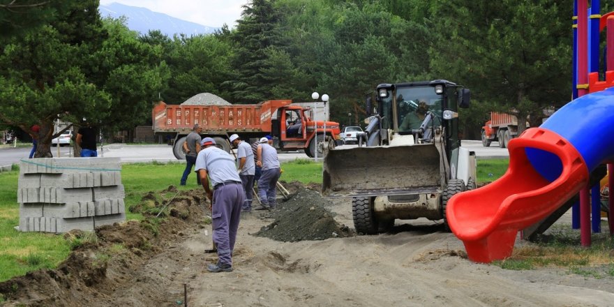 Erzincan Belediyesi parkları bakımdan geçiriyor