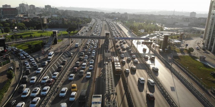 İstanbul’da akşam mesai saatinin bitimiyle trafik yoğunluğu oluştu