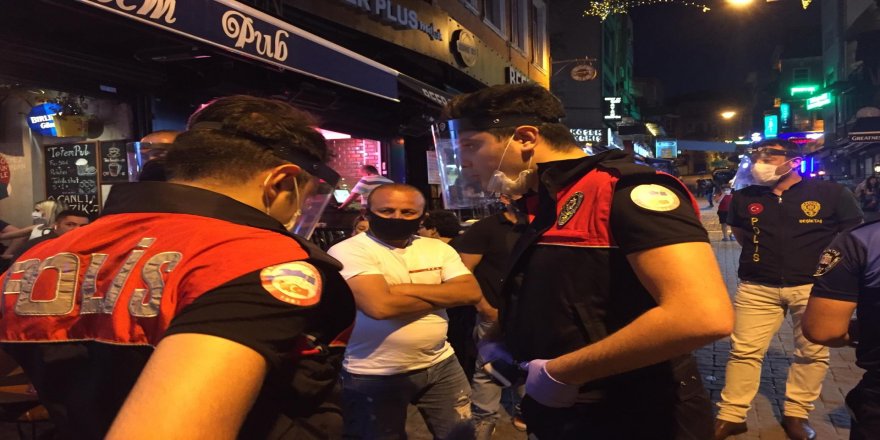 İstanbul Beşiktaş’ta kafe ve barlara ‘yeni normal’ denetimi