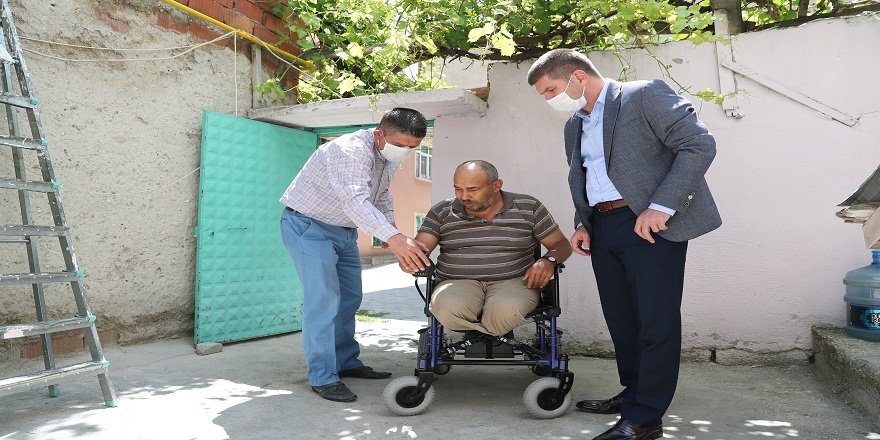 Burdur Belediye Başkanı Ercengiz engelli vatandaşa verdiği akülü araba sözünü yerine getirdi