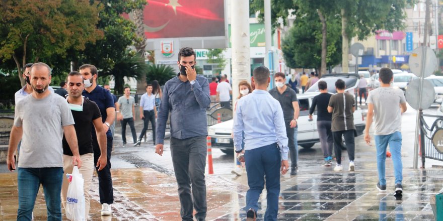 Şanlıurfa'da Kısıtlama sonrası dışarı çıkanlar yağmura yakalandı