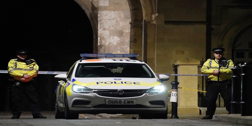 İngiltere'de dün akşam meydana gelen bıçaklı saldırıda 3 kişi öldü