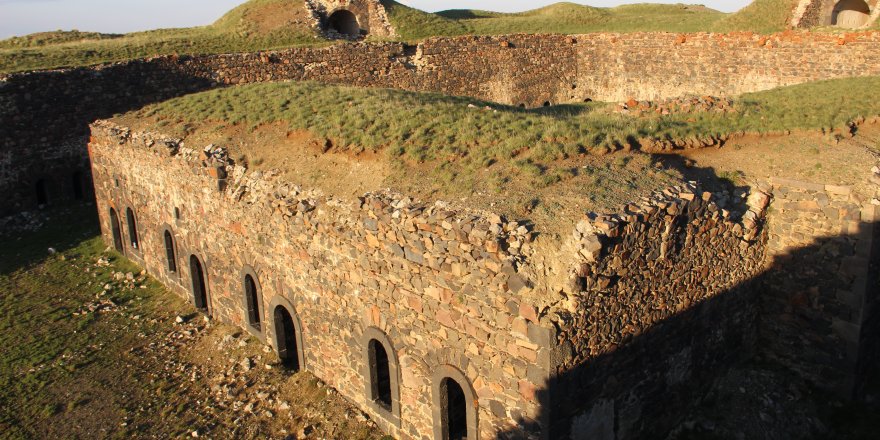 135 yıllık tabya savaşlarda yıkılmadı! Tarihi tabyanın her noktası çöküyor