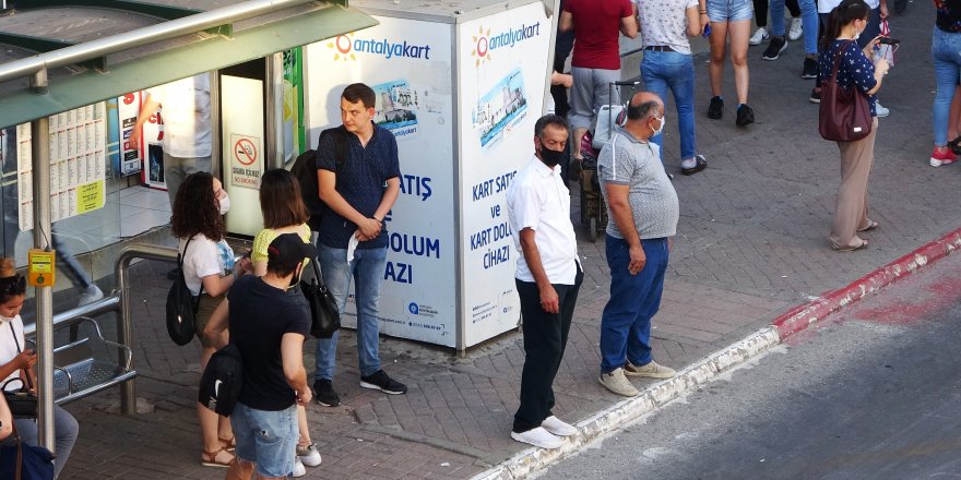 Antalya’da vatandaşlar Kısıtlama sona erince sokağa döküldüler