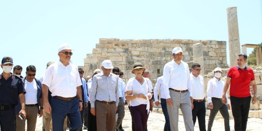 Vali Yazıcı Patara’da incelemelerde bulundu