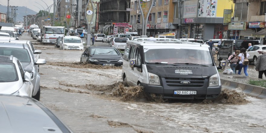 Hakkari Yüksekova'da aniden bastıran yağmur caddeleri gölete çevirdi