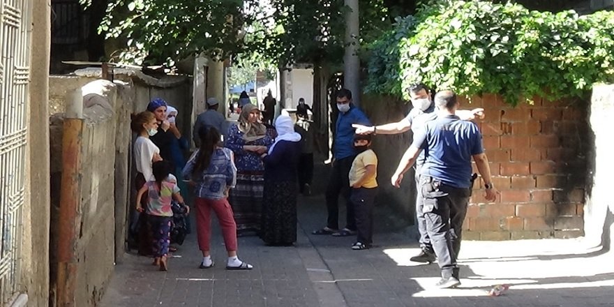 Diyarbakır’da 15 yaşındaki kız ekmek almak için markete gitti kurşunların hedefi oldu