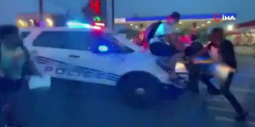 ABD’de protesto etmek için toplanan kalabalığın üzerine polis aracını sürdü