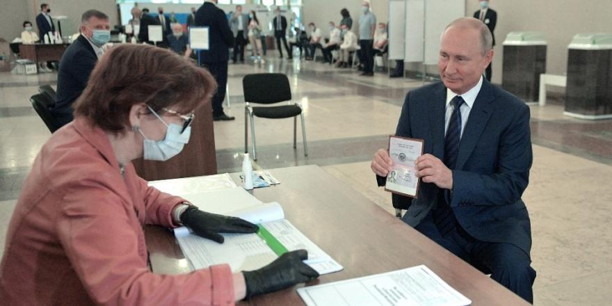 Putin, referandum için sandık başında