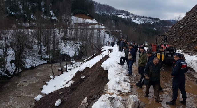 Düzce'nin Gölyaka ilçesinde kepçe operatörü heyelanda kayboldu