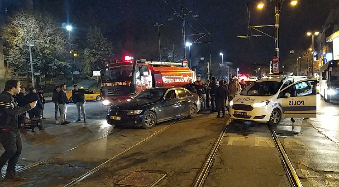 İstanbul Fatih'de Tramvay yolunda otomobil ile itfaiye çarpıştı