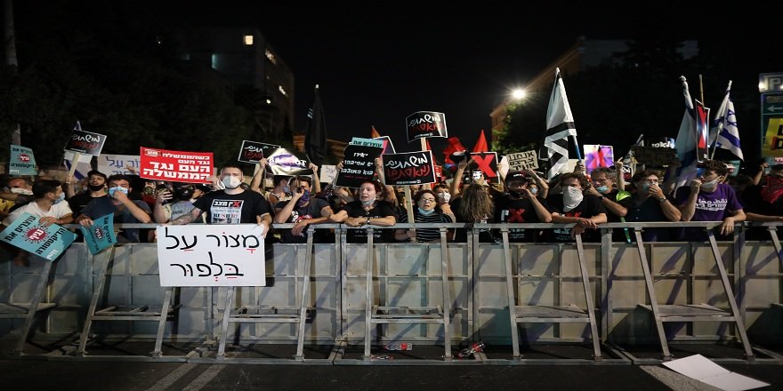 İsrail’de Netanyahu’nun  konutunun önündeki protestolar devam ediyor