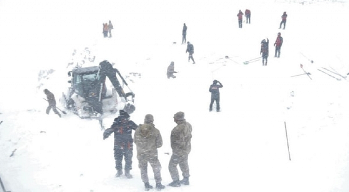Çığ faciasından ilk kurtulan kepçe operatörü Ankara’ya sevk edildi