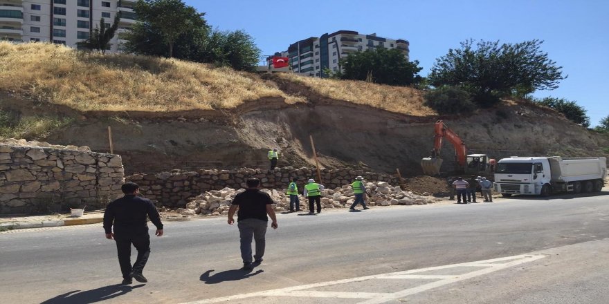Adıyaman'da Petrol Caddesi’ne istinat duvarı yapılıyor