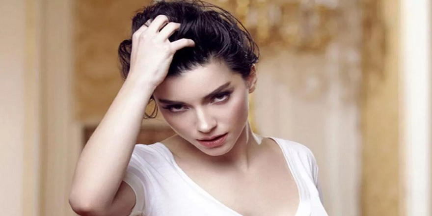 Merve Boluğur’un Cesur Mayosu Dikkat Çekti! Ünlü Oyuncu Çeşme Tatilinde Görüntülendi!