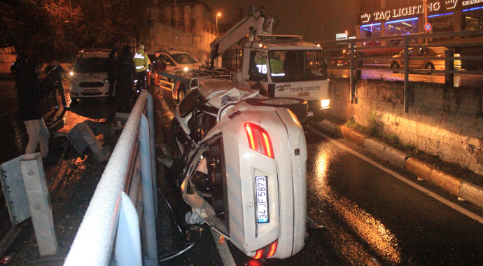 Beyoğlu Unkapanı Köprüsü girişinde araç takla attı: 3 yaralı