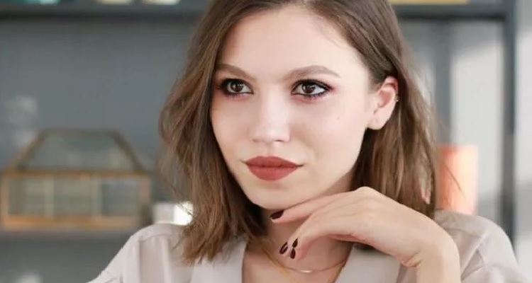 Duygu Özaslan Bikinili Pozlarındaki İnce Ayrıntı Dikkat Çekti! Yeni Pozlarıyla Gündem Oldu!