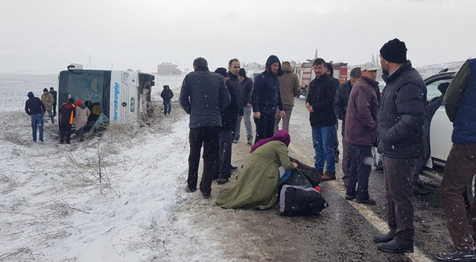 Kayseri'de yolcu otobüsü devrildi, çok sayıda yaralı var