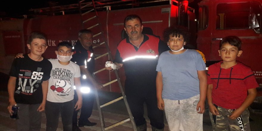 Su kanalına düşen yaralı güvercini itfaiye ekipleri kurtardı