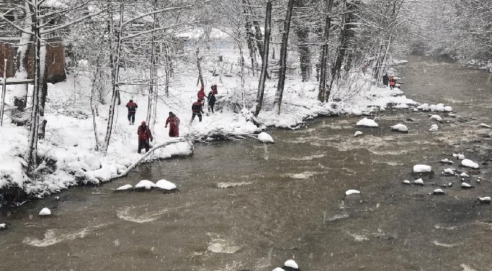 Düzce'de dereye yuvarlanan kepçe operatörünü arama kurtarma çalışmaları devam ediyor