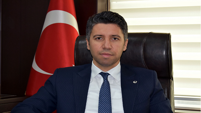 Cami çıkışında gazete dağıttıran CHP'li belediyeye tepki