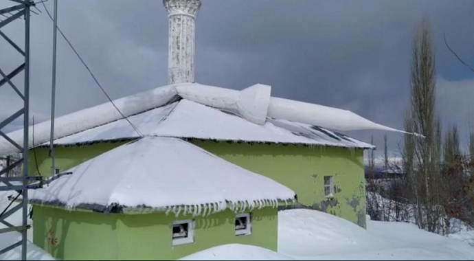Adıyaman’da fırtına minareyi devirdi