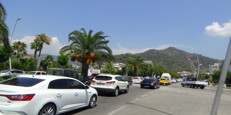 Bayram tatili bitti, Marmaris'te araç yoğunluğu oluştu