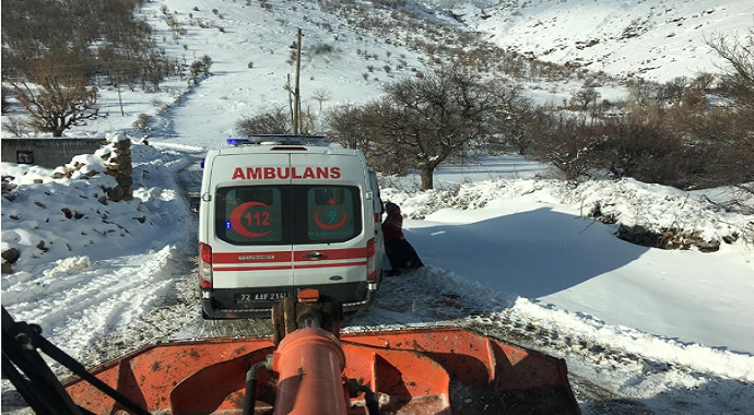 Kar yolları kapattı, engelli gencin imdadına şantiye ekipleri yetişti