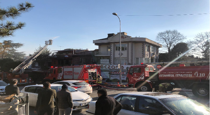 Kadıköy'de çıkan yangın 1 restoran 2 evin çatısını kül etti