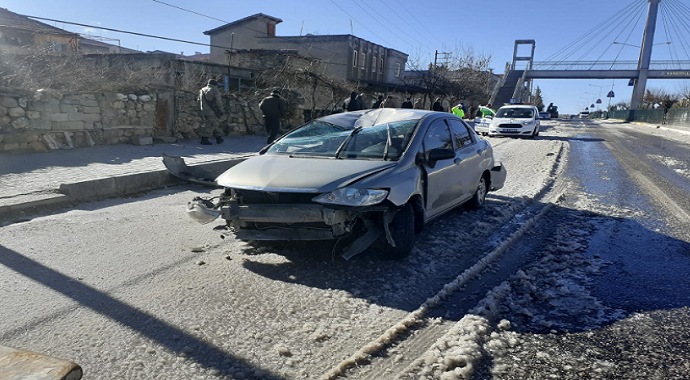 Patlayan su borusunun oluşturduğu buz kazaya neden oldu