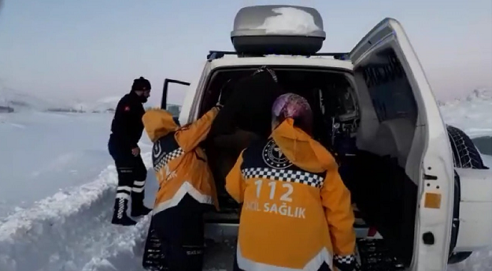 Kar ve tipide ekipler, baba oğul için seferber oldu