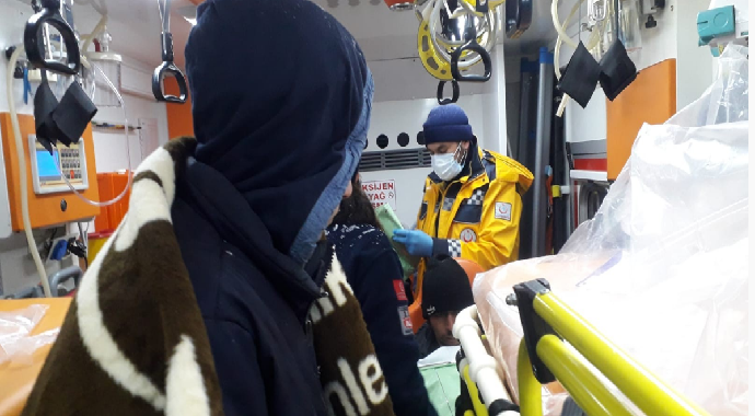 Van gölü kıyısına terkedilen göçmenler donma tehlikesi sebebi ile hastaneye kaldırıldı
