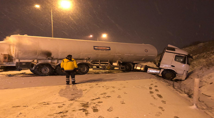 Oksijen yüklü tanker kaza yaptı