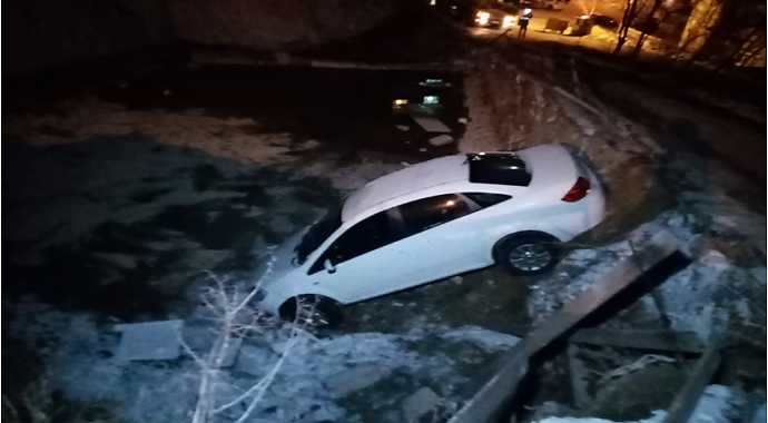 Buzda kayan otomobil inşaat çukuruna uçtu