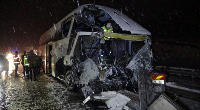Samsun'da yolcu otobüsü kamyonla çarpıştı: 1 ölü, 1 yaralı