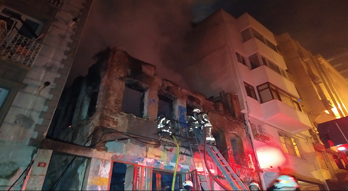 Beyoğlu'nda metruk bina alev alev yandı