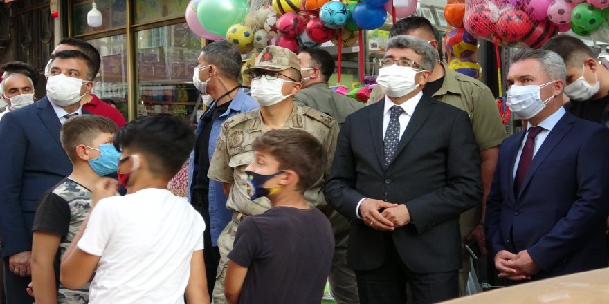 Vali Mehmet Emin Bilmez balkonda oturan kadınları uyardı: "Aman dikkat edin"