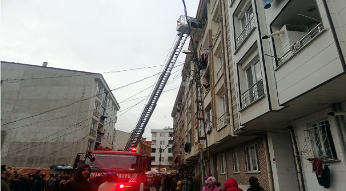 Esenyurt'ta yangında mahsur kalan anne ve bebeği kurtarıldı