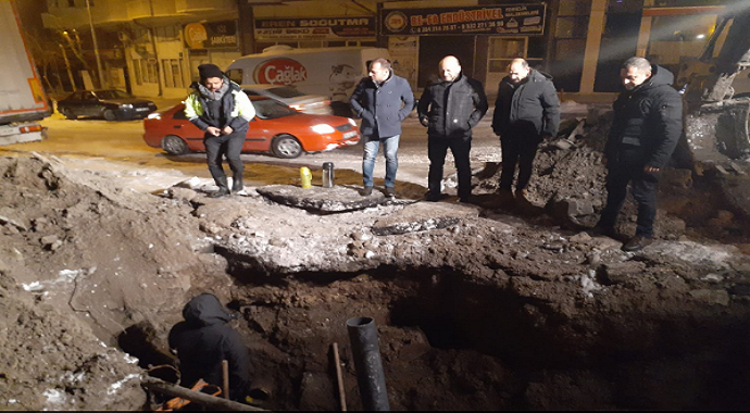 Eksi 18 derecede su arızası için belediye ekipleri seferber oldu