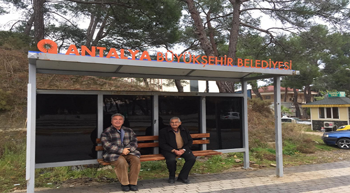 Manavgat’ta eskiyen duraklar yenilendi