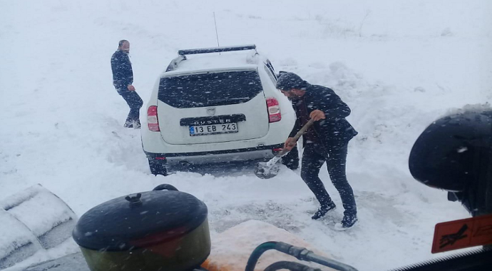 Köy yolunda mahsur kalan araçlar kurtarıldı