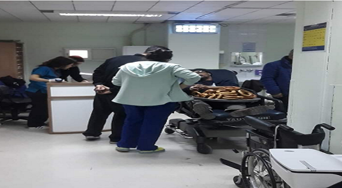 Her şey evine ekmek götürmek için...Acilde bile simit tezgahını elinden bırakmadı