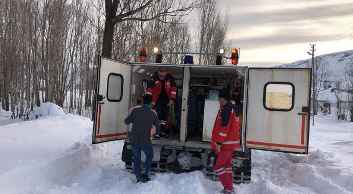 Rahatsızlanan 2 kardeş için karlı yollar aşıldı