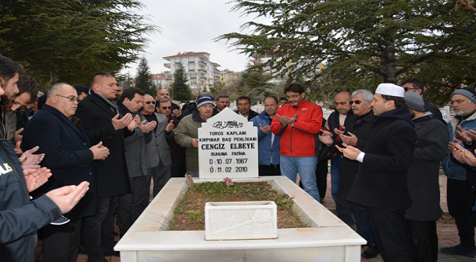 Başpehlivan Cengiz Elbeye mezarı başında anıldı