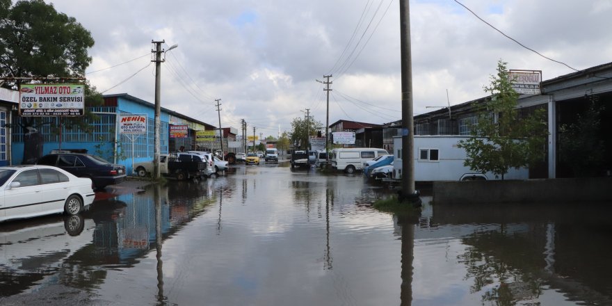 Samsun'da şiddetli yağmur nedeniyle bir çok iş yerini su bastı
