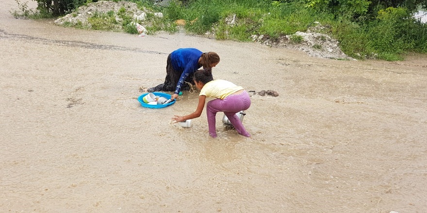 Ordu'nun Fatsa ilçesinde yaşanan sel fındık işçilerinin hayatını felç etti