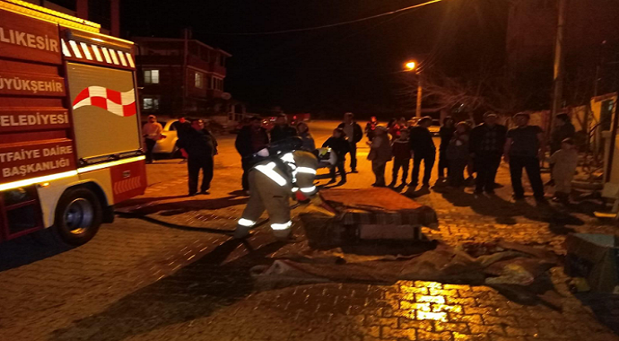 Yangını söndürürken yaralandı