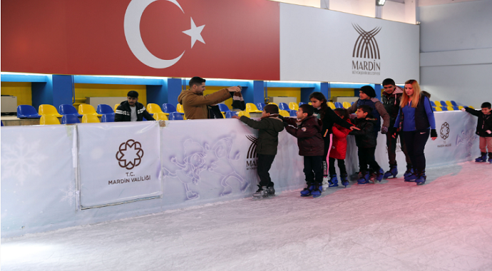Şehit çocukları buz pistinde gönüllerince eğlendi