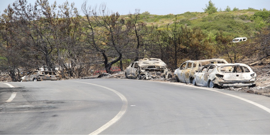 İzmir'in Seferihisar ilçesinde çıkan yangında onlarca araç alev ...
